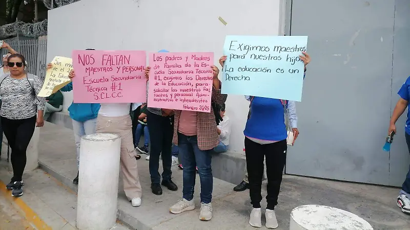Padres de familia manifestación